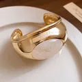Detailansicht eines luxuriösen goldenen Armreifs mit einem großen rosa Edelstein - Rosenquarz-Stil (HB5741) / Gold Rosa
