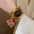 Vintage vergoldeter ovaler Armreif mit einem großen polierten Tigerauge-Edelstein - Tigerauge-Stil (HB5741) / Gold & Kaffee