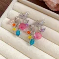 Dettaglio di orecchini geometrici in argento con nappe di perline colorate in vetro - Nappina Multicolore (Perno in Argento)