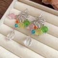 Primo piano dei dettagli di orecchini colorati con nappine in vetro e resina - Nappina Multicolore a Goccia (Perno in Argento)