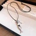 Vista dettagliata del pendente a pesce argento e perline in ceramica con cordino - Argento liscio