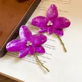 Vista dettagliata pendente orchidea in smalto viola con strass scintillanti centro - Orecchini / Viola