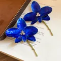 Primo piano di orecchini vintage a orchidea blu con smalto e dettagli in diamante - Orecchini / Blu scuro