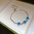 Vue détaillée d'un bracelet argenté avec trois zircons bleus étincelants en cœur. - Bracelet Zirconia Cœur (HB5964) / Argent-Bleu