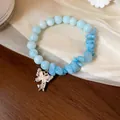 Détail rapproché d'un bracelet en aigue-marine bleu clair au pendentif papillon - Bracelet Pendentif Papillon (1#)