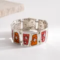 Detail of retro silver elastic bracelet with star pattern and amber-colored resin - Silver Red Coffee