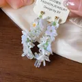 Dettaglio orecchini di perline fatti a mano con fiori su perni in argento sterling S925. - Bianco