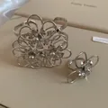 Set di bracciale rigido e anello aperto in metallo con fiori traforati per donna - Set Bracciale Anello Fiore Vuoto / Argento