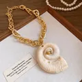 Collier à chaîne dorée avec un grand pendentif en coquille de style vacances d'été - Conque Café