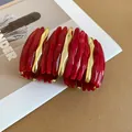 Vista dettagliata del bracciale rigido in acrilico marmorizzato rosso e oro - Rosso