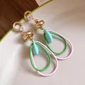 Détail de boucles d'oreilles vintage françaises avec zircon et anneaux colorés. - Style de tige d'oreille en argent / Rose, Vert
