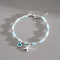 Vue détaillée d'un collier de perles argenté avec gemme bleue et pendentif étoile - Bracelet / Argent-Bleu