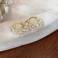 Vue détaillée des boucles d'oreilles fleurs plaquées or 14 carats avec zircones brillants - 5# Style de Boucles d'Oreilles à Anneau de Pétales