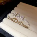Gros plan montrant les maillons ovales en zircon de ce jonc plaqué or 18 carats. - Style Double Maillon Ovale (HB5581)
