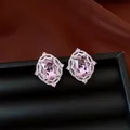 Detailaufnahme von Vintage-Ohrringen mit einem rechteckigen rosa Edelstein in Silber - Rosa