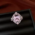 Nahaufnahme eines eleganten silbernen Rings im Palaststil mit rechteckigem rosa Zirkon - Silber-Rosa