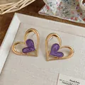 Elegantes pendientes de botón de corazón dorados con incrustación de esmalte púrpura. - Púrpura
