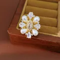 Dettaglio di un anello placcato oro 14k stile vintage con perle e zirconi chiari. - Forma Floreale (HR3593) / Oro