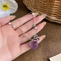 Vista dettagliata della collana con ciondolo a fragola viola, perle e sfere d'argento - Collana (HE32714) / Viola