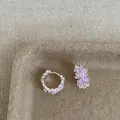 Primer plano de pendientes de aro plateados con flores púrpuras y piedras de circonitas - Hebilla de oreja de flor / Plata-Púrpura