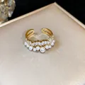 Primo piano di anello placcato oro 14k con zirconi e delicate perle bianche - Stile 9 Anello Zirconia Fila di Perle