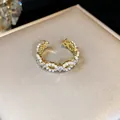 Primo piano di un anello a fiore con perle e zirconi scintillanti placcato in oro. - Stile 2 Anello Zirconia con Motivo