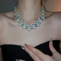 Vue détaillée d'un collier de perles élégant avec des accents de cristaux étincelants - Gradient Pearl Rhinestone Choker / Argent-Blanc