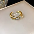 Dettaglio anello incrociato placcato oro 14k con zirconi luminosi e fascia regolabile - Stile 8 Anello Zirconia Incrociato