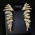Gros plan de boucles d'oreilles pendantes géométriques en zircon plaqué or 18k - Style Plaqué Or Véritable 18K / Or