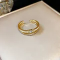 Dettaglio macro dell'anello placcato oro 14k con fiore di zircone e smalto - Stile 11 Anello Fiore Doppio Strato