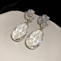 Gros plan de boucles d'oreilles fleur avec de grandes gouttes en cristal facetté - Tige en Argent (Argent) / Argent