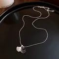 Dettaglio di una collana con ciondolo a conchiglia argento e sfera di resina trasparente - Stile Conchiglia (6259213331096) / Argento