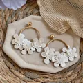 Vue détaillée de créoles de style français avec fleurs en cuir blanc et perles - Style Anneau Fleur en Cuir (HE32708) / Or-Blanc