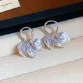 Gros plan détaillé des boucles d'oreilles créoles avec pétales peints et zircone en goutte - Créole-Argent-Violet