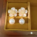 Vue détaillée de boucles d'oreilles fleur avec pétales en émail et zircon - Boucle d'oreille perle fleur / Or Rose