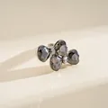 Vue détaillée d'une bague papillon ajustable avec des pierres précieuses grises - Style Noeud Papillon (HR3601) / Gris Argent