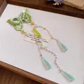 Vue détaillée de la pince à cheveux papillon vert brodé avec des glands en perles - Style Unique de Gland de Papillon Brodé / Pièce Unique / Vert