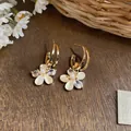 Élégantes boucles d'oreilles fleurs plaquées or 18 carats avec zircons sur fond de bois - Style Crochet Fleur (3#) / Aiguille en argent / Or