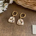 Détail de boucles d'oreilles pendantes plaquées or 18 carats avec zircons et opales. - Style Créole Florale Creuse Trapézoïdale (6#) / Or