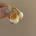 Dettaglio di orecchini a forma di C color oro con pendenti in resina perlata strutturata. - Stile Giunzione Dorata a Forma di C (HE34154) / Bianco