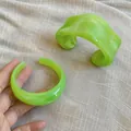 Detailansicht der Marmorierung eines neongrünen, unregelmäßigen Acryl-Armreif Designs - Zweiteiliges Set / Hellgrün