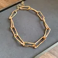 Vista dettagliata di una collana a catena a maglie ritorte dorate su un vassoio grigio - Girocollo (HN12186) / Oro