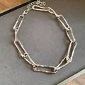 Dettaglio di una collana a catena ritorta argento lucido in uno stile punk unico - Girocollo (HN12186) / Argento