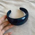 Detailansicht eines dunkelblauen, unregelmäßigen Acryl-Armreifs mit glänzendem Finish - Armreif / Dunkelblau