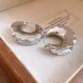 Primo piano di orecchini a cerchio in argento irregolari con dettagli in perline. - Orecchino a Cerchio con Perline Laviche Irregolari (HE33239) / Argento-Bianco