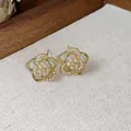 Elegante 14K vergoldete Blumen-Ohrstecker mit feinen Perlen in der Nahaufnahme. - 3# Hohler Blumenstil (HE31293)