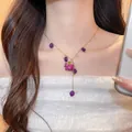 Λεπτομέρεια ρομαντικού γαλλικού κολιέ με μωβ τριαντάφυλλο και χάντρες σε μοντέλο - Χρυσό Μοβ Στυλ 4