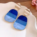 Primer plano de pendientes vintage dorados con colgantes de resina degradados azules - Colgante Cuadrado Degradado (HE34035) / Azul