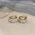 Vintage-Ohrringe im französischen Stil mit weißer Emaille, Perlen und glänzenden Kristallen. - Silber-Ohrstecker-Stil / Beige