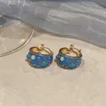 Detailaufnahme von blauen Emaille-Ohrclips mit Perlen- und Türkis-Details im Vintage-Stil - Silber-Ohrstecker-Stil / Blau